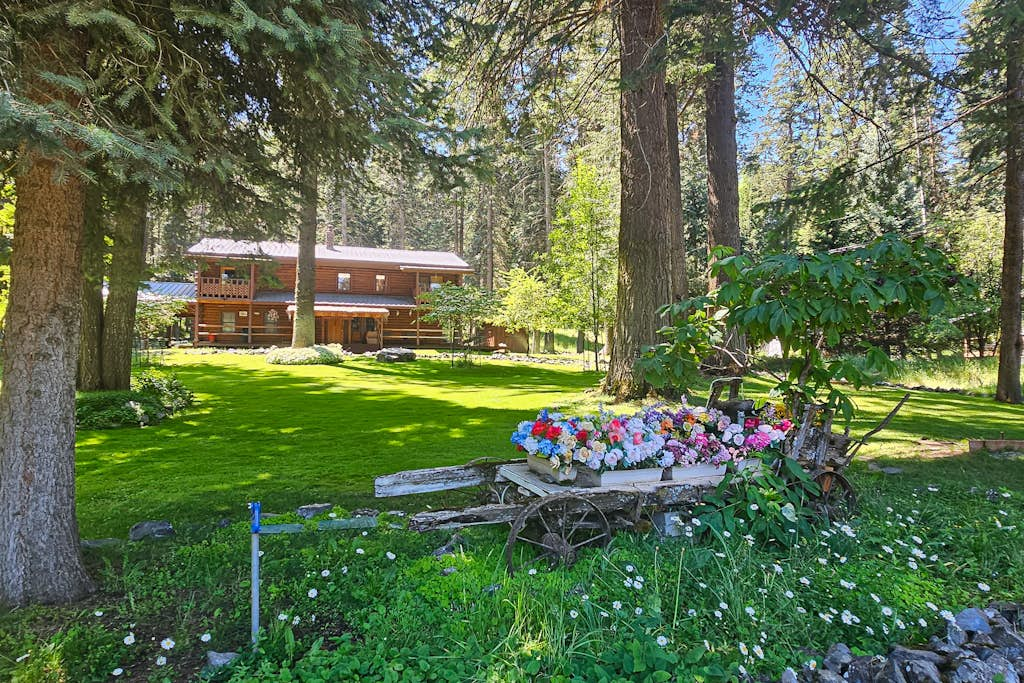 Large Wallowa Lake Home for Families & Groups | Walk to Tram, Lake & Trails