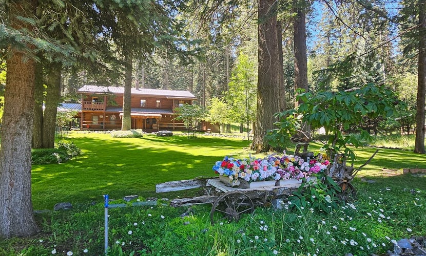 Bring the family to Wallowa Lake and settle into a spacious mountain log home built for gathering, relaxing, and exploring. This Wallowa Lake home will be the perfect basecamp for you and your family. It puts you close to the lake, the tram, horseback riding, hiking, fishing, Joseph, and the Eagle Cap Wilderness with plenty of room to come back, cook dinner, sit by the wood stove, and enjoy time together. Outside, the home features a park-like front yard that gives families and groups room to relax, gather, and enjoy the mountain setting. The home includes a full kitchen, washer and dryer, internet access, gas grill, pellet smoker, comfortable gathering spaces, and the practical amenities families and groups need for a longer stay.