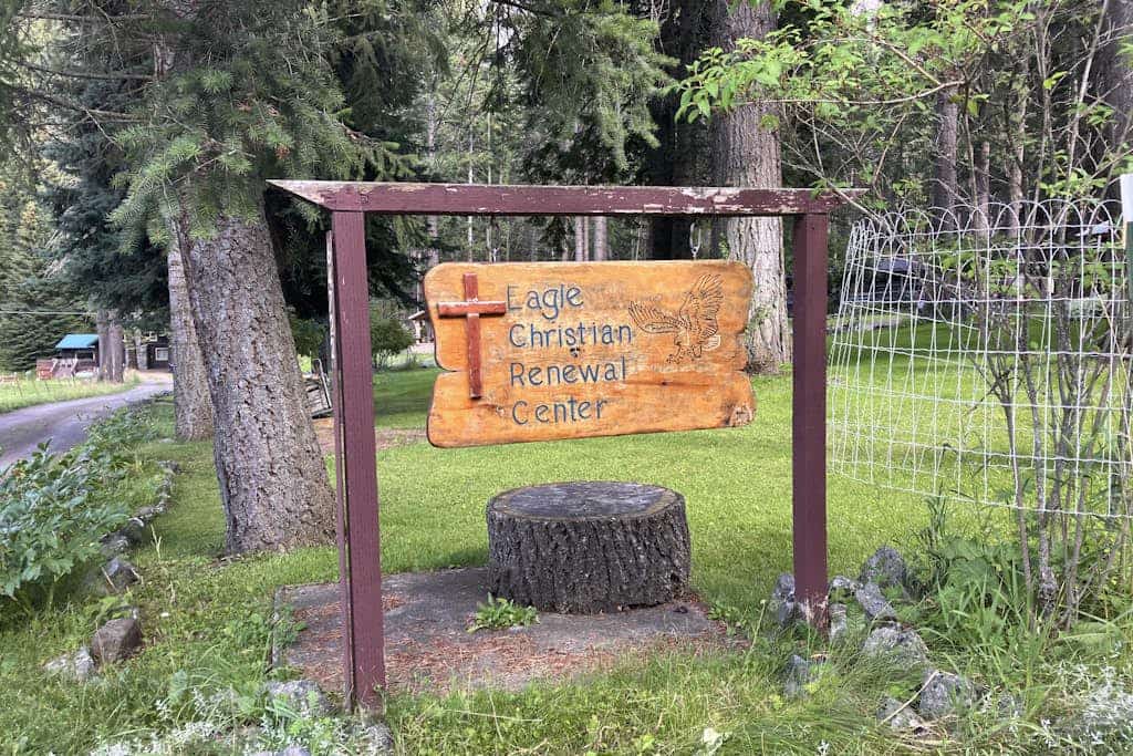 Bring the family to Wallowa Lake and settle into a spacious mountain log home built for gathering, relaxing, and exploring. This Wallowa Lake home will be the perfect basecamp for you and your family. It puts you close to the lake, the tram, horseback riding, hiking, fishing, Joseph, and the Eagle Cap Wilderness  with plenty of room to come back, cook dinner, sit by the wood stove, and enjoy time together. Outside, the home features a park-like front yard that gives families and groups room to relax, gather, and enjoy the mountain setting. The home includes a full kitchen, washer and dryer, internet access, gas grill, pellet smoker, comfortable gathering spaces, and the practical amenities families and groups need for a longer stay.