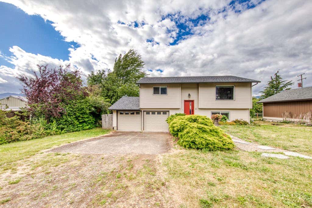 Magnificent Dog-Friendly Home with Lake & Mountain Views from the Large Deck
