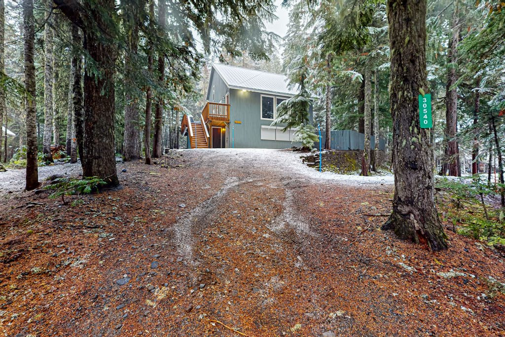 Mount Hood getaway with private hot tub & backyard trail access!