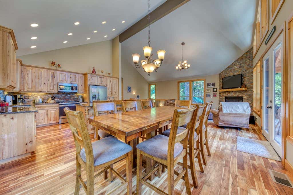 Charming home with hot tub, fireplace & W&D -  in great Government Camp location