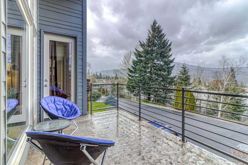 Modern dog-friendly home w/ stunning Mt. Adams view - walk downtown