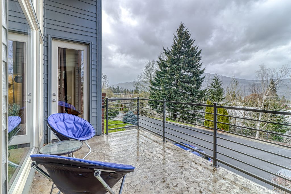 Modern dog-friendly home w/ stunning Mt. Adams view - walk downtown