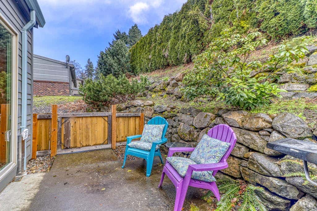 Modern dog-friendly home w/ stunning Mt. Adams view - walk downtown