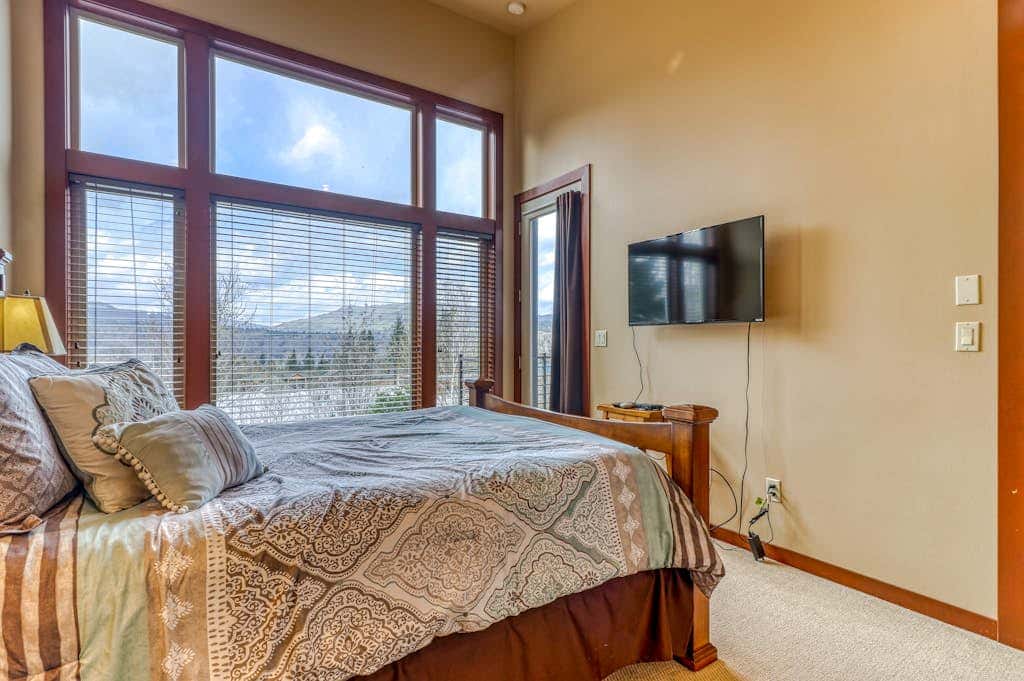Modern dog-friendly home w/ stunning Mt. Adams view - walk downtown