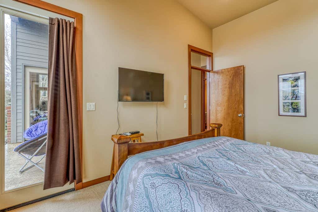 Modern dog-friendly home w/ stunning Mt. Adams view - walk downtown