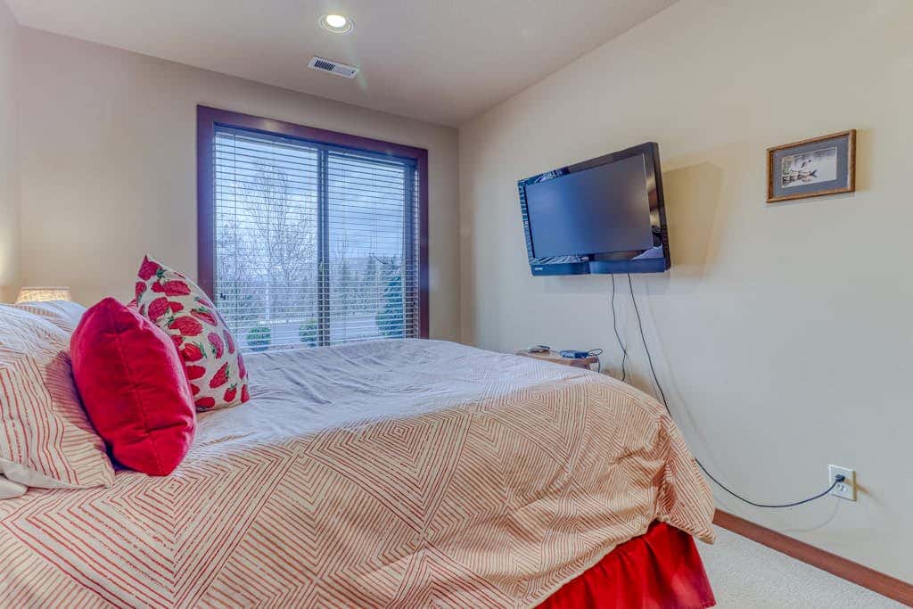 Modern dog-friendly home w/ stunning Mt. Adams view - walk downtown