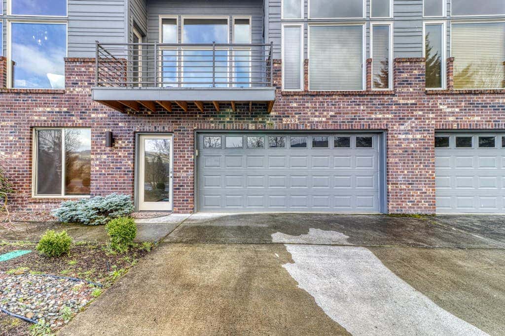 Modern dog-friendly home w/ stunning Mt. Adams view - walk downtown
