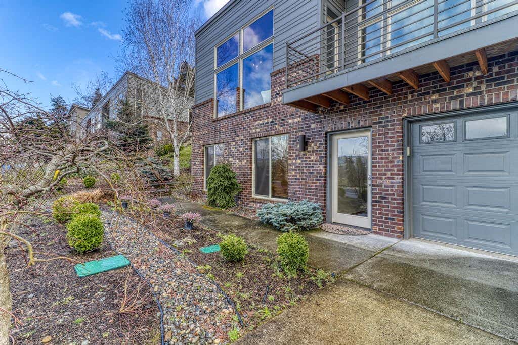 Modern dog-friendly home w/ stunning Mt. Adams view - walk downtown