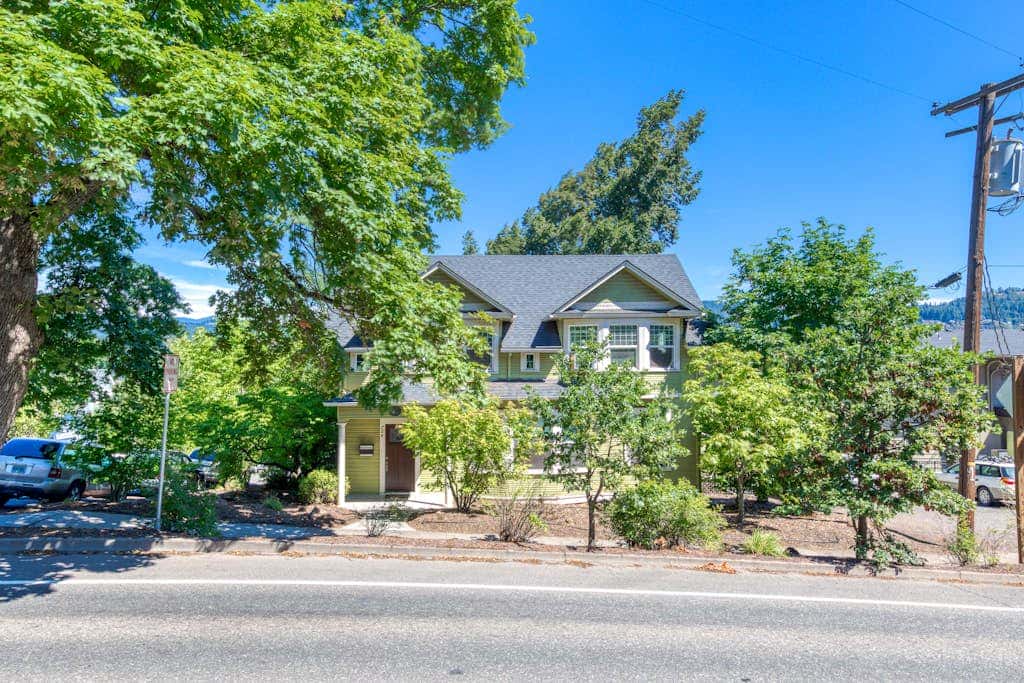 Spacious downtown craftsman with private hot tub, & river views