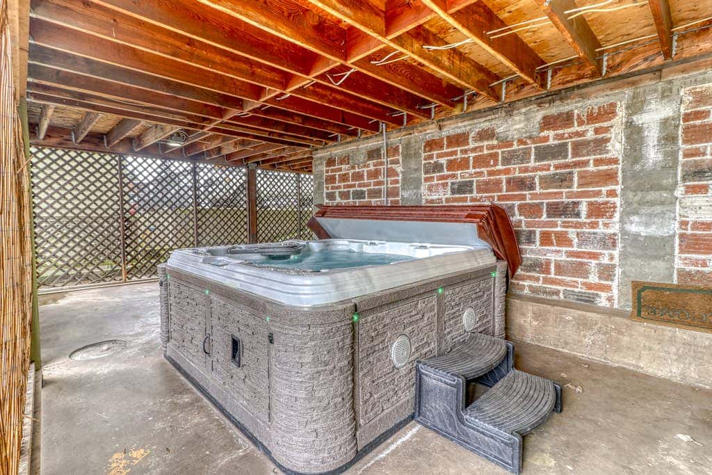 Spacious downtown craftsman with private hot tub, & river views
