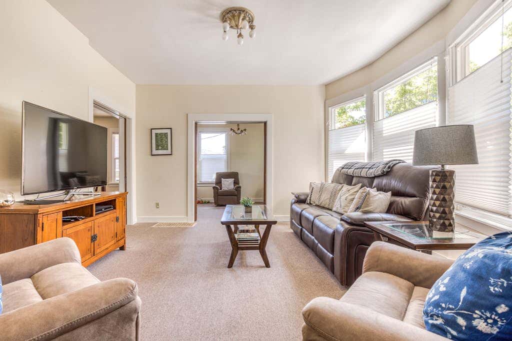 Spacious downtown craftsman with private hot tub, & river views