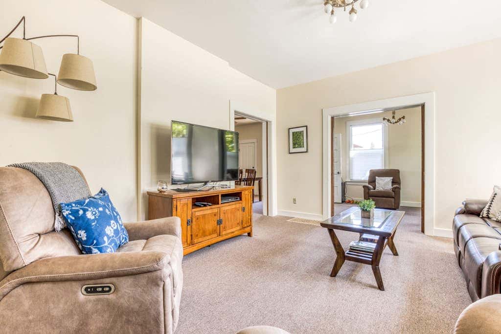 Spacious downtown craftsman with private hot tub, & river views