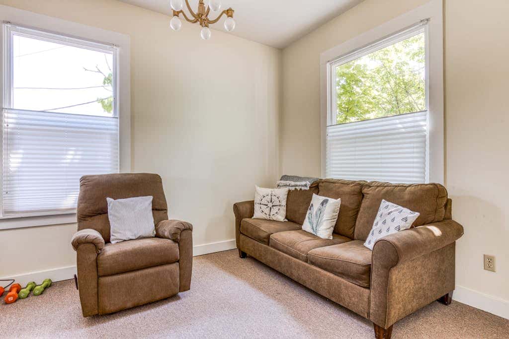 Spacious downtown craftsman with private hot tub, & river views