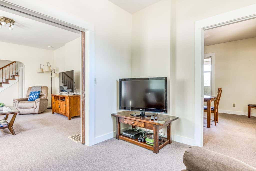 Spacious downtown craftsman with private hot tub, & river views