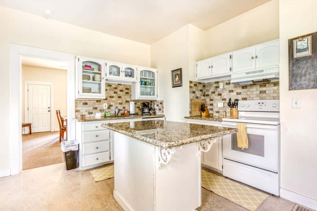 Spacious downtown craftsman with private hot tub, & river views