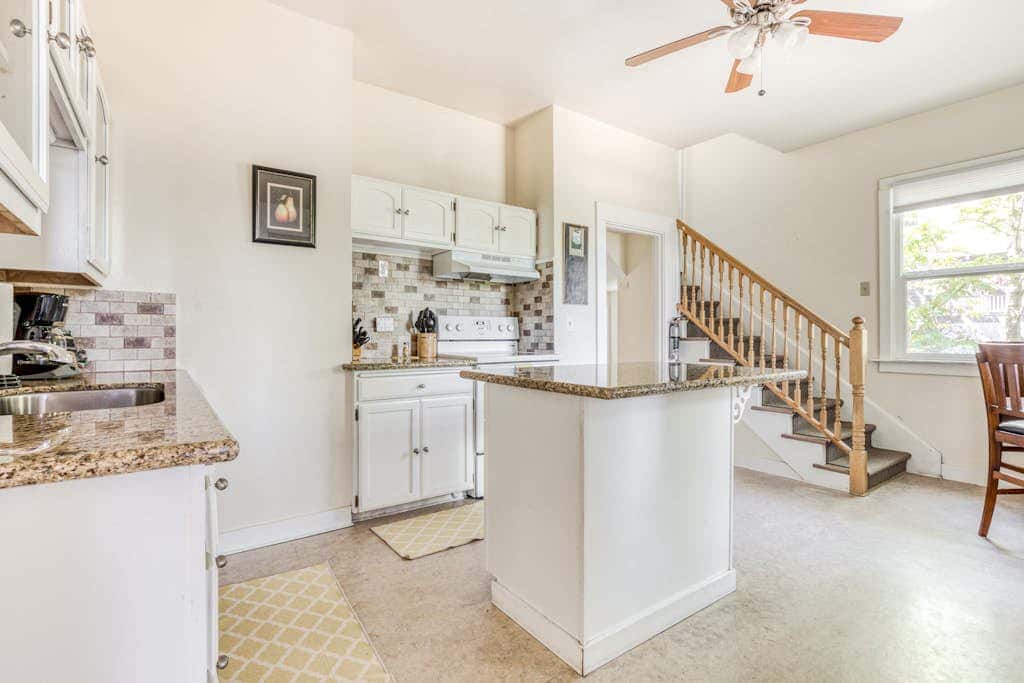 Spacious downtown craftsman with private hot tub, & river views