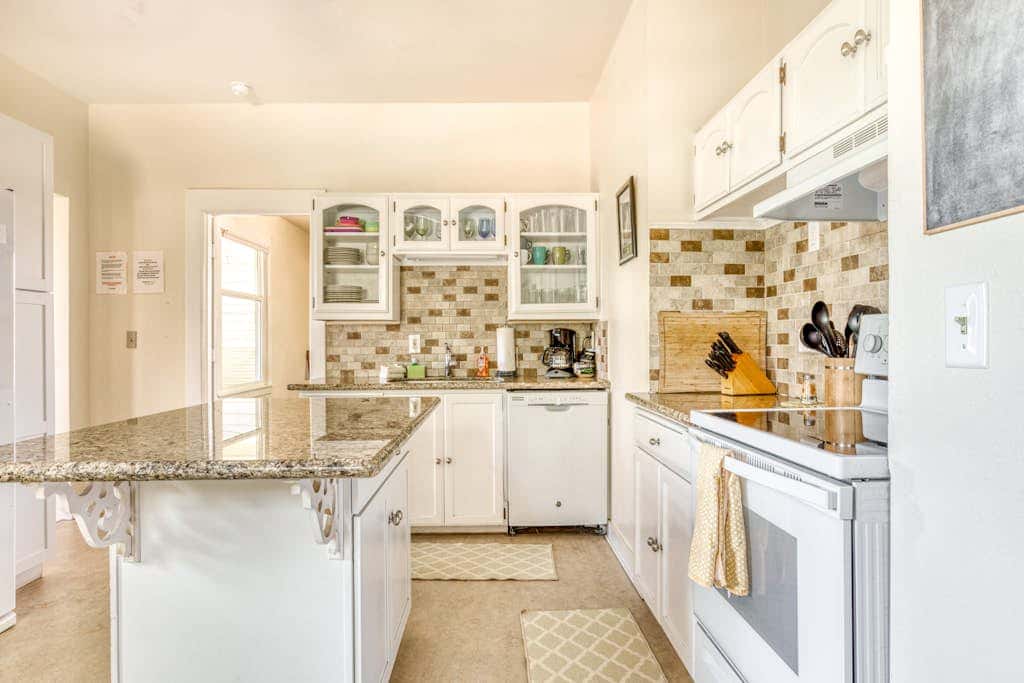 Spacious downtown craftsman with private hot tub, & river views