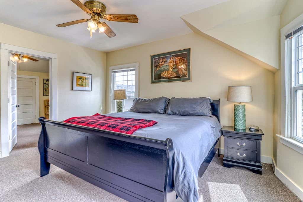 Spacious downtown craftsman with private hot tub, & river views