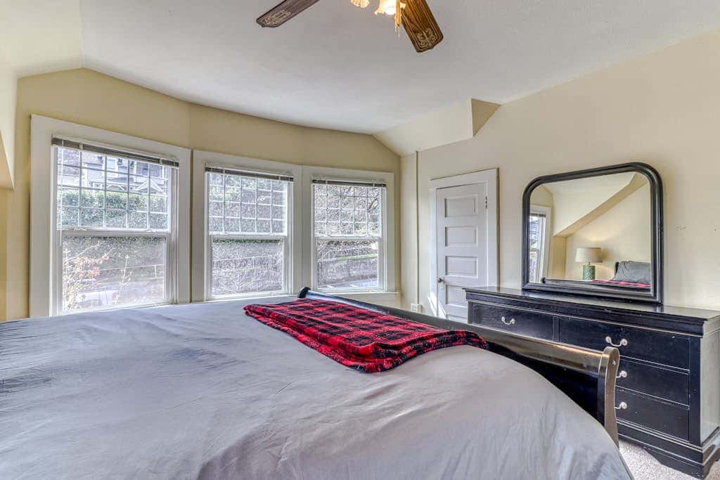 Spacious downtown craftsman with private hot tub, & river views