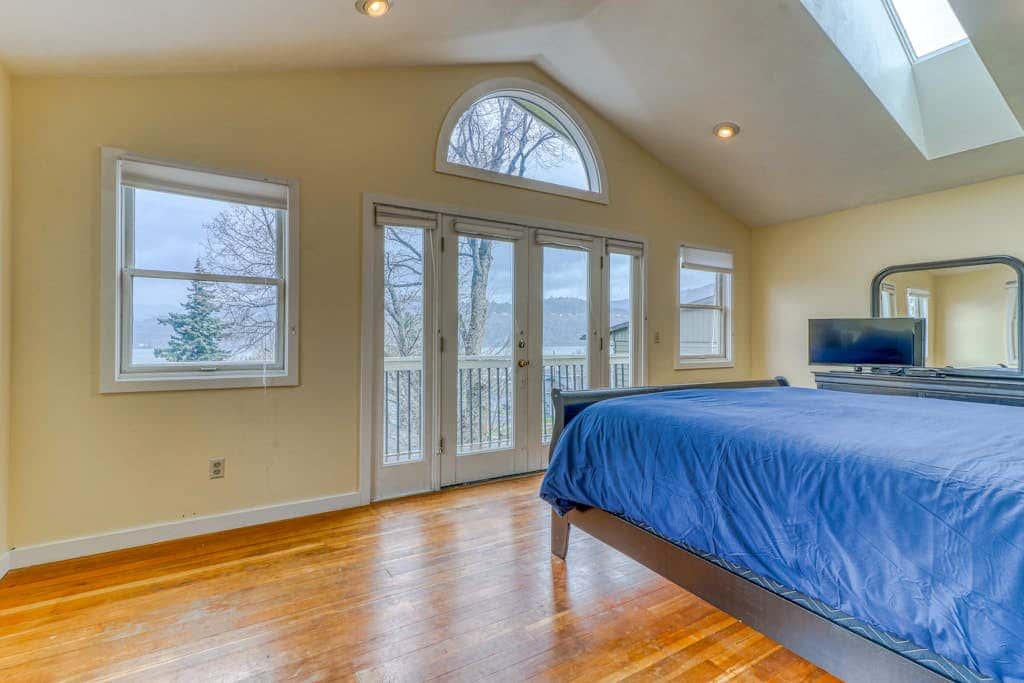 Spacious downtown craftsman with private hot tub, & river views