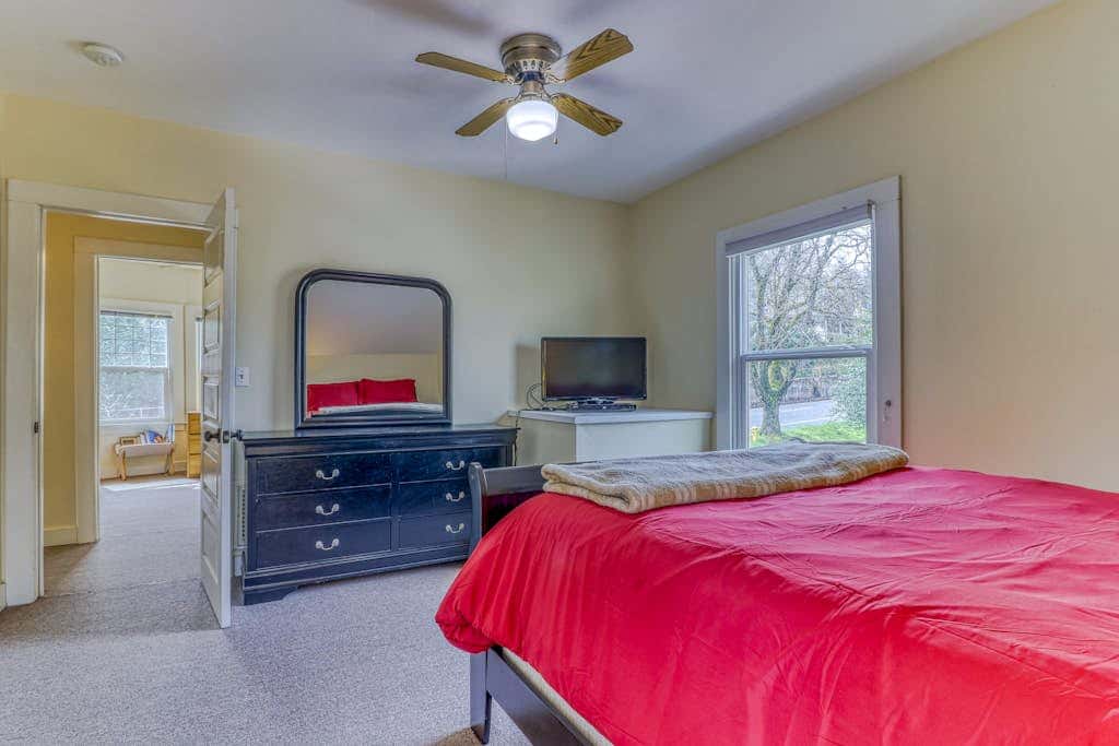 Spacious downtown craftsman with private hot tub, & river views