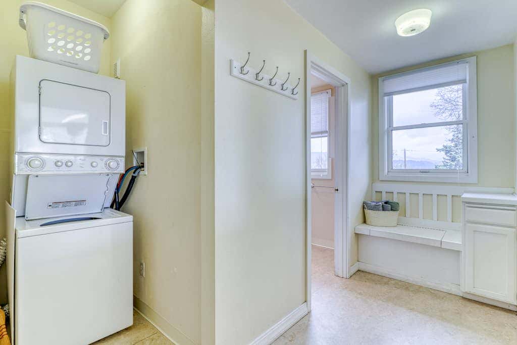 Spacious downtown craftsman with private hot tub, & river views