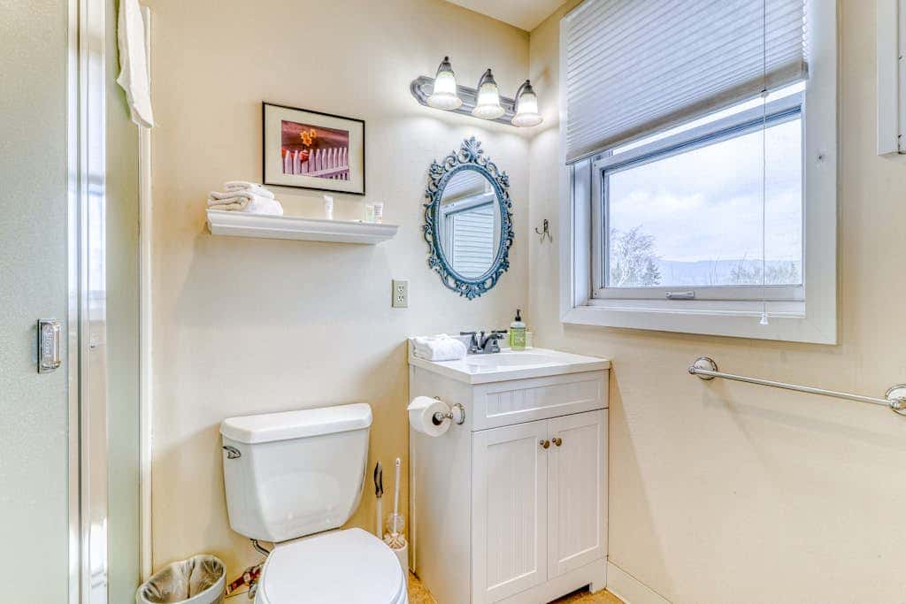 Spacious downtown craftsman with private hot tub, & river views