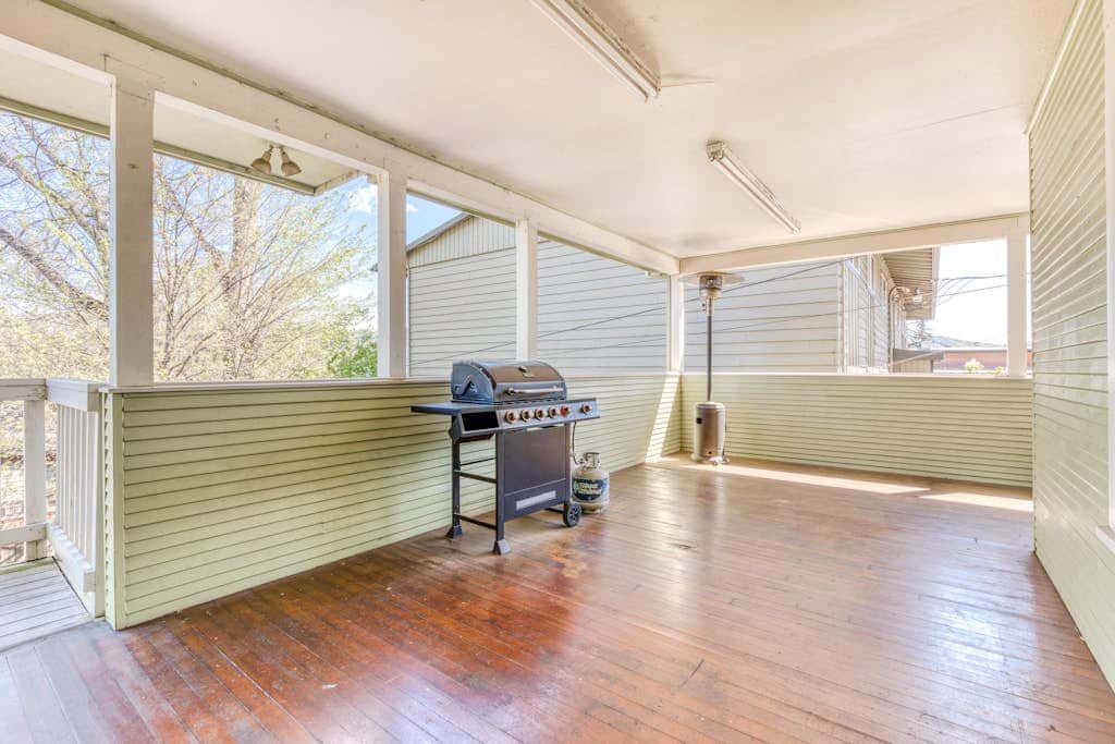 Spacious downtown craftsman with private hot tub, & river views