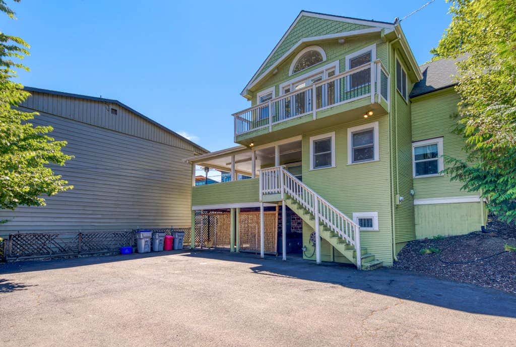 Spacious downtown craftsman with private hot tub, & river views