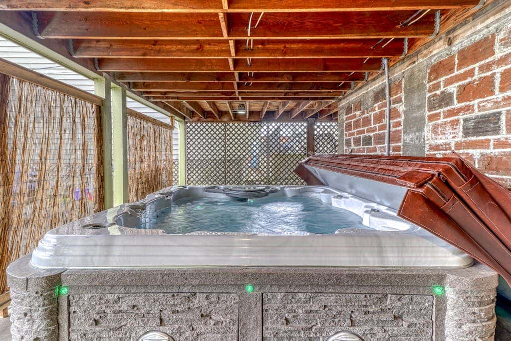 Spacious downtown craftsman with private hot tub, & river views