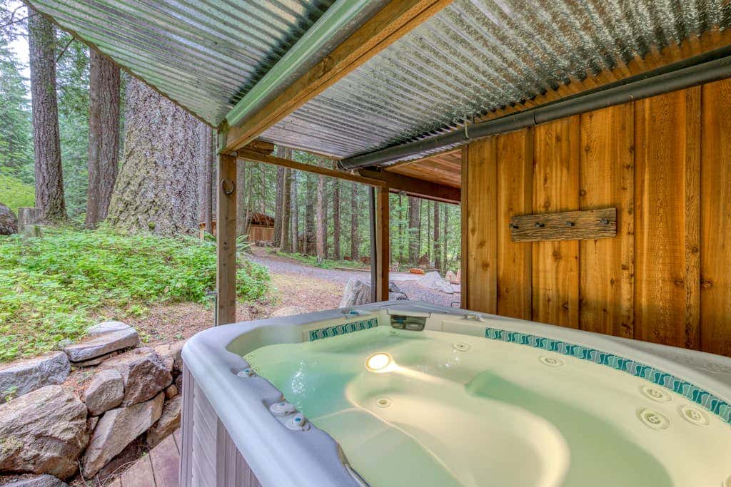 Mt Hood lodge in Forest Setting with Firepit & NEW Private Hot Tub