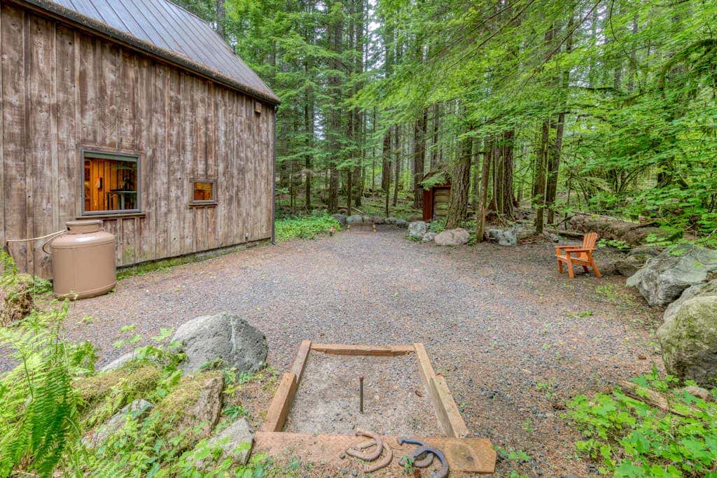 Mt Hood lodge in Forest Setting with Firepit & NEW Private Hot Tub