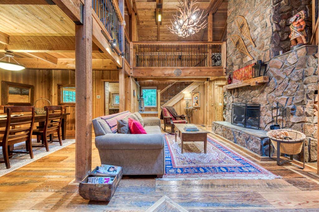 Mt Hood lodge in Forest Setting with Firepit & NEW Private Hot Tub