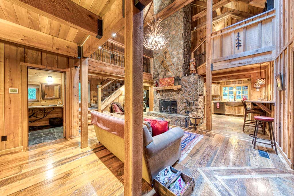 Mt Hood lodge in Forest Setting with Firepit & NEW Private Hot Tub