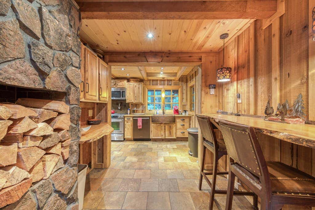 Mt Hood lodge in Forest Setting with Firepit & NEW Private Hot Tub