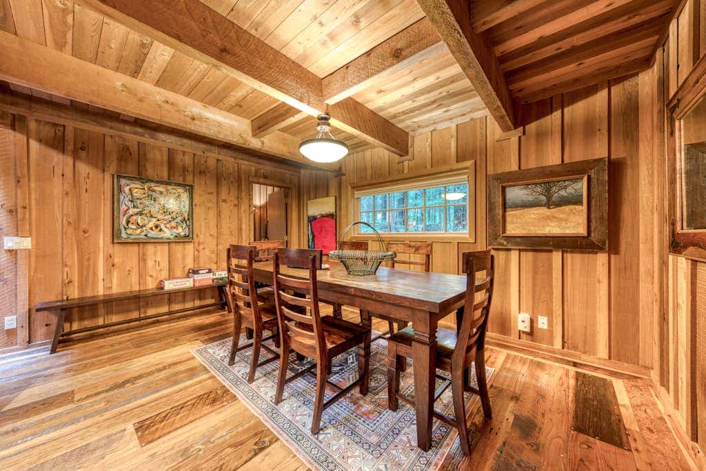 Mt Hood lodge in Forest Setting with Firepit & NEW Private Hot Tub