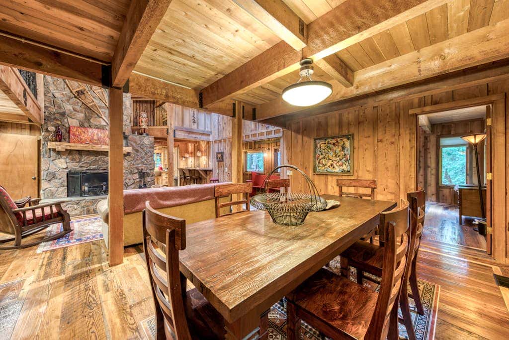 Mt Hood lodge in Forest Setting with Firepit & NEW Private Hot Tub