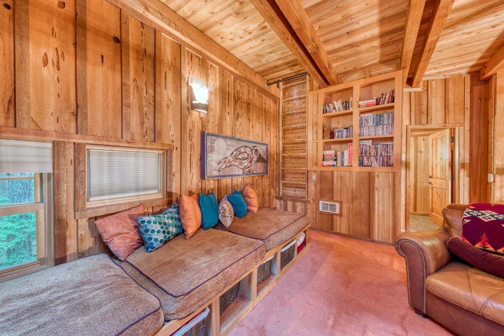 Mt Hood lodge in Forest Setting with Firepit & NEW Private Hot Tub
