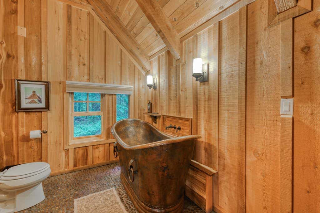 Mt Hood lodge in Forest Setting with Firepit & NEW Private Hot Tub