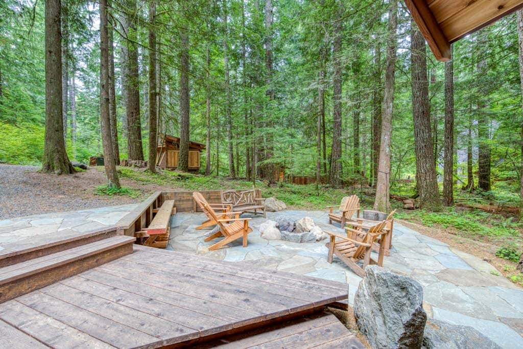 Mt Hood lodge in Forest Setting with Firepit & NEW Private Hot Tub