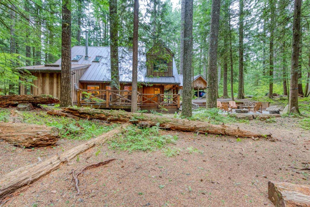 Mt Hood lodge in Forest Setting with Firepit & NEW Private Hot Tub