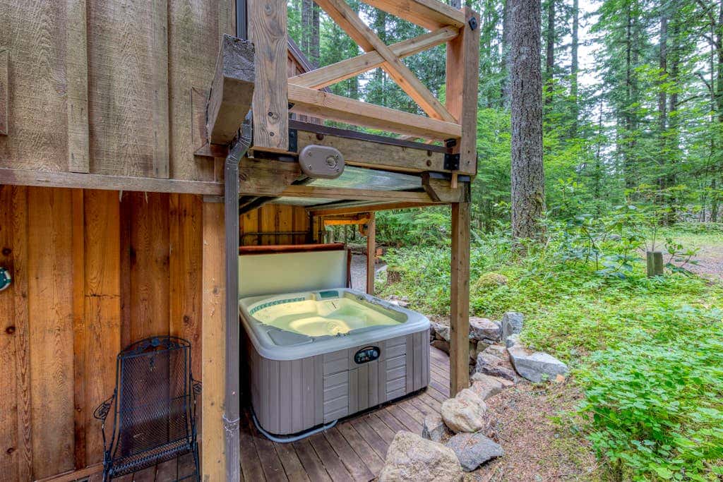 Mt Hood lodge in Forest Setting with Firepit & NEW Private Hot Tub