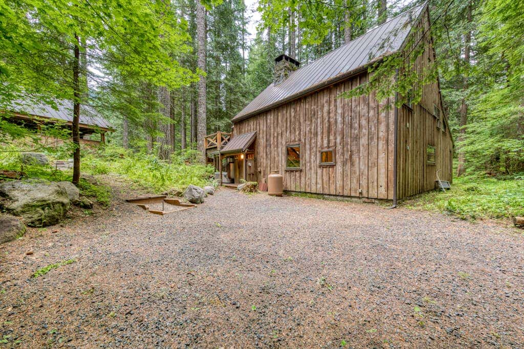 Mt Hood lodge in Forest Setting with Firepit & NEW Private Hot Tub