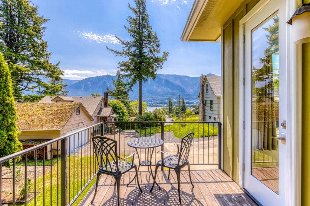 Lovely house with river & mountain views, deck, grill, washer&dryer & wood stove