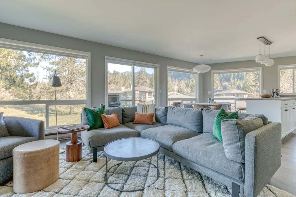Mountain-view condo on the golf course with WiFi, private W/D & gas grill