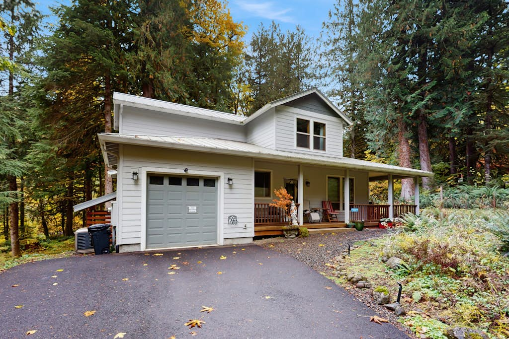 Charming riverfront apartment with kitchenette, grill, & central AC