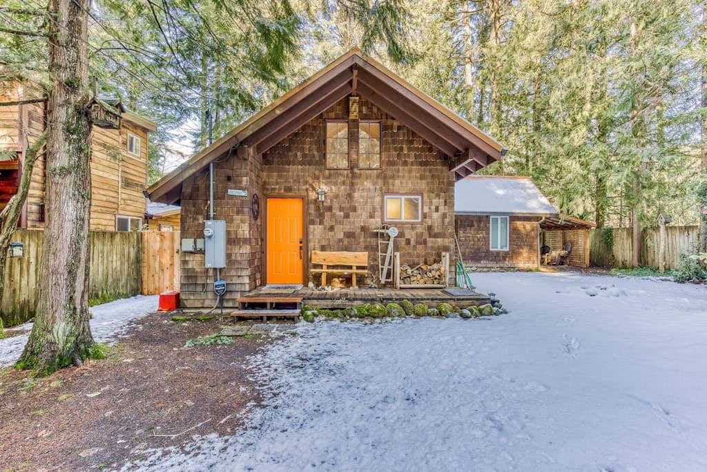 Quiet, riverfront cabin with private hot tub & scenic location