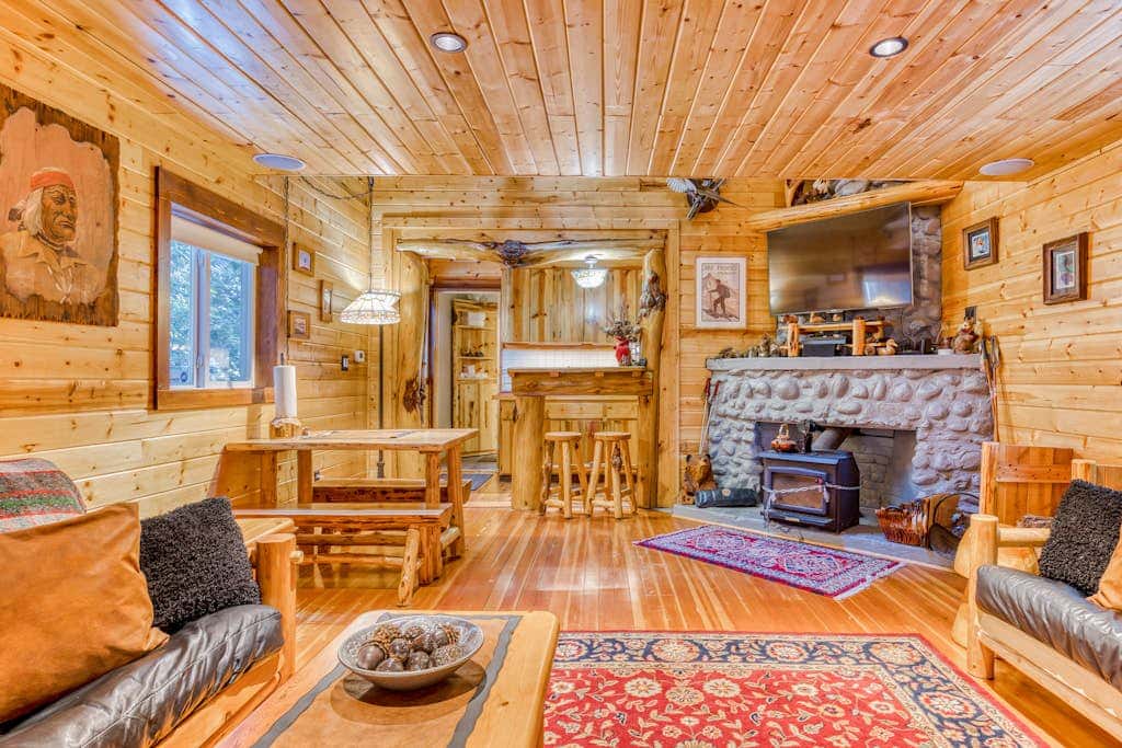 Quiet, riverfront cabin with private hot tub & scenic location